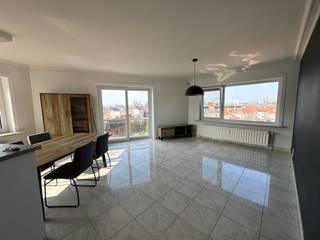 Dit mooi en lichtirjk twee-slaapkamerappartement bevindt zich op de vijfde verdieping van residentie Elisabeth, een verzorgd gebouw met...