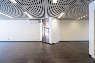 Op een absolute <strong>topligging</strong>, pal op de <strong>Markt van Deinze</strong>, vindt u deze gelijkvloerse handelsruimte van <strong>139 m²</strong>. Dankzij de <strong>grote raampartij</strong> geniet de ruimte van een <strong>uitstekende zichtbaarheid</strong>. Deze eigendom is perfect inzetbaar als <strong>kantoor</strong>, <strong>praktijkruimte voor vrije beroepen </strong>of voor <strong>andere handelsdoeleinden</strong>. <br /><br />De indeling bestaat uit een ruime <strong>centrale werkruimte</strong>, aangevuld met een <strong>aparte bureauruimte </strong>of<strong> vergaderzaal</strong>. Achteraan bevinden zich de <strong>kitchenette</strong>, <strong>sanitair</strong>, een <strong>stockageruimte</strong> en een <strong>technische ruimte</strong>. <br /><br />De handelsruimte is uitgerust met <strong>centrale verwarming</strong> op gas en beschikt over <strong>airconditioning</strong> voor een aangenaam binnenklimaat. <br /><br /><strong>Extra troef</strong>: een <strong>eigen private parking </strong>met maar liefst <strong>7 parkeerplaatsen </strong>aan de achterzijde van het gebouw, een <strong>zeldzaamheid</strong> in het <strong>centrum van Deinze</strong>! <br /><br />Contacteer Matthis op 0477 804 350 - matthis@dekeyser.immo of Leopold op 0499 618 354 - leopold@dekeyser.immo