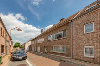 <h2>Appartementsgebouw bestaande uit 3 appartementen elks met eigen tuin en parkeerplek!</h2>
<p><span><strong>Appartementsgebouw met 3 appartementen, inpandige garage en eigen tuin te koop in Stabroek-Putte</strong> – Instant rendement, elk appartement is verhuurd! <br /></span></p>
<h3><strong>Algemene Beschrijving van het Gebouw</strong></h3>
<p><span>Het gebouw bestaat uit <strong>3 afzonderlijke appartementen</strong> met elks een eigen tuin en beschikt over een <strong>inpandige garage</strong>. Bouwjaar: <strong>1973</strong> Staat: <strong>Op te frissen</strong> Oppervlakte perceel: <strong>424 </strong><strong>m²</strong> Oriëntatie: <strong>Zuid</strong></span></p>
<h3><strong>Indeling per Appartement</strong></h3>
<h4><strong>Appartement 1 – Gelijkvloers</strong></h4>
<ul>
<li>
<p><span><strong>Bewoonbare oppervlakte:</strong> 82 m²</span></p>
</li>
<li>
<p><span><strong>Indeling:</strong> woonkamer, keuken, badkamer, apart toilet, twee slaapkamers, tuin beschikbaar via één van de slaapkamers</span></p>
</li>
<li>
<p><span><strong>Kenmerken:</strong> Extra bergruimte in gemeenschappelijke garage (met aansl. wasmachine), garageberging, EPC label C - 287 kWh / (m² jaar)</span></p>
</li>
<li><span>Verwarming: <b>Gemeenschappelijke mazout-installatie - overgebracht door radiatoren</b></span></li>
<li><strong>Huurstatus:</strong> verhuurd – huurprijs: €850 + €90 / mnd (niet geïndexeerd)</li>
</ul>
<h4><strong>Appartement 2 – Eerste verdieping rechts</strong></h4>
<ul>
<li>
<p><span><strong>Bewoonbare oppervlakte:</strong> 87m²</span></p>
</li>
<li>
<p><span><strong>Indeling:</strong> woonkamer, keuken, badkamer, apart toilet, twee slaapkamers, balkon via één van de slaapkamers </span></p>
</li>
<li>
<p><span><strong>Kenmerken:</strong> Tuin bereikbaar via de garage, garageberging, EPC label C - 212 kWh / (m² jaar)<br /></span></p>
</li>
<li><span>Verwarming: <b>Gemeenschappelijke mazout-installatie - overgebracht door radiatoren</b></span></li>
<li><strong>Huurstatus:</strong> verhuurd – huurprijs: €825 + €120 / mnd (niet geïndexeerd)</li>
</ul>
<h4><strong>Appartement 3 – Eerste verdieping links</strong></h4>
<ul>
<li>
<p><span><strong>Bewoonbare oppervlakte:</strong> 87m²</span></p>
</li>
<li>
<p><span><strong>Indeling:</strong> {woonkamer, keuken, badkamer, apart toilet, twee slaapkamers, balkon via één van de slaapkamers</span></p>
</li>
<li>
<p><span><strong>Kenmerken:</strong> Tuin bereikbaar via de garage, garageberging, EPC label D - 394kWh / (m² jaar)<br /></span></p>
</li>
<li><span>Verwarming: <b>Gemeenschappelijke mazout-installatie - overgebracht door radiatoren</b></span></li>
<li><strong>Huurstatus:</strong> verhuurd – huurprijs: €800 + €90 / mnd</li>
</ul>
<h3><strong>Inpandige Garage</strong></h3>
<ul>
<li>
<p><span><strong>Type:</strong> meerdere staanplaatsen</span></p>
</li>
<li>
<p><span><strong>Toegang:</strong> automatische poort</span></p>
</li>
<li>
<p><span><strong>Extra:</strong> bergingen per appartement - toegang tot de tuin van twee van de drie appartementen</span></p>
</li>
</ul>
<h3><strong>Financieel</strong></h3>
<ul>
<li>
<p><span>Vraagprijs gebouw: <strong>€679.000</strong></span></p>
</li>
<li>
<p><span>Totale huuropbrengst: <strong>€29.700 / jaar (zonder kosten, zonder indexatie)</strong></span></p>
</li>
</ul>
<h2><strong>Interesse?</strong></h2>
<p><span>Laat deze kans niet aan u voorbijgaan. Contacteer Vastgoed03 via <strong>03 568 03 03</strong> of <strong>info@vastgoed03.be</strong> voor meer informatie of een bezoek.</span></p>