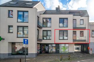 <p>Dit prachtig appartement is ideaal gelegen in hartje Erembodegem, op wandelafstand van winkels, station en vlakbij belangrijke invalswegen en bevindt zich op de eerste verdieping (lift aanwezig) van een kleinschalige residentie “De Oude Post”. Indeling: een inkomhal met vestiaire en gastentoilet, een zeer ruime en lichtrijke leefruimte met aansluitend een mooi zonnig en groot terras. Vervolgens is er een volledig geïnstalleerde keuken die voorzien is van alle moderne apparatuur en een aparte bergruimte. Verder is er een badkamer met dubbele wastafel, ligbad met douchemogelijkheid en toilet en zijn er 2 slaapkamers. Bij dit mooi afgewerkt appartement is er een afgesloten garagebox met automatische poort inbegrepen. Huurprijs: 1.050€/maand + € 30 GK. TROEVEN: zeer mooi afgewerkt appartement, heel veel natuurlijk licht dankzij de vele glaspartijen, hoge afwerkingsgraad, energiezuinig, garagebox inbegrepen in huurprijs, lift aanwezig. Meer informatie of bezoek? Contacteer Charlotte van IMMO TROEF: 052 52 52 00 - info@immotroef.be</p>