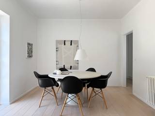 <p>Een instapklare woning met karakter, op een unieke ligging in Duinbergen – ideaal als vaste woonst of als tweede verblijf aan zee.</p>
<p>Gelegen in een rustig en groen paadje in hartje Duinbergen, bevindt zich deze karaktervolle en bijzonder charmante koppelvilla. De woning ademt authenticiteit en werd met veel smaak ingericht, met respect voor de typische architectuur van de pittoreske villawijk.</p>
<p>De ligging is uitstekend: op wandelafstand van het strand, het Willemspark én het Stubbenpark – ideaal voor wie rust en natuur wil combineren met de nabijheid van de zee.</p>
<p>Indeling: De inkomhal verwelkomt u met een elegante traphal en leidt naar de lichtrijke woonkamer met directe toegang tot het terras. Aansluitend vindt u een aparte eetruimte en een tweede gezellige zithoek – perfect voor gasten of familiebezoek.<br />De volledig ingerichte keuken is praktisch én sfeervol, en geeft uit op de fraai aangelegde en perfect onderhouden tuin met zonneterras.</p>
<p>Op de verdieping bevinden zich drie ruime slaapkamers, een afzonderlijke badkamer en een tweede, volledig uitgeruste douchekamer.De woning beschikt over een ruime kelderverdieping met waslokaal en een inpandige garage voor één wagen. Daarnaast is er ook buitenparkeergelegenheid op eigen terrein.</p>
<p></p>