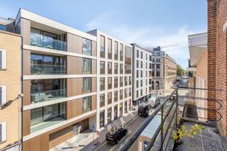 Cette maison est située dans la Oude-Vestingsstraat, un endroit calme et central à quelques pas du centre historique de Courtrai. Le quartier allie charme, accessibilité et commodités urbaines. Grâce aux éléments authentiques et aux beaux volumes résidentiels, cette maison offre une excellente opportunité pour ceux qui recherchent un projet de rénovation de caractère et à fort potentiel à long terme.La maison présente un aménagement fonctionnel et charmant. En entrant, vous vous retrouverez dans un hall d'entrée qui donne accès au siège confortable puis à la salle à manger, qui est directement reliée à la cuisine. Depuis l'espace de vie, on accède à un joli jardin de ville facile à entretenir, un véritable atout au centre. Il y a également une cave. Aux étages supérieurs, vous trouverez une salle de bains spacieuse et cinq pièces, avec des options pour les chambres, les bureaux ou les salles de loisirs.Bref, une maison pleine de charme, de potentiel et d'un emplacement de choix. Cela vaut vraiment la peine d'être découvert. Contactez rapidement la responsable du dossier Valentine Duquesne (0493/25 32 62) pour une visite.Ce bien est soumis à l'obligation de rénovation imposée par le gouvernement flamand pour les bâtiments résidentiels (sauf en cas de démolition dans les 5 ans suivant l'achat). Pour plus d'informations, veuillez consulter le site web de l'Agence flamande de l'Énergie et du Climat via https://www.vlaanderen.be/een-woning-kopen/renovatieverplichting-voor-residentiele-gebouwen