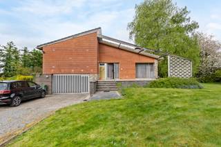Op een perceel van 23a 97ca in een rustige, residentiële buurt vind je deze seventies bungalow, ideaal voor een totaalrenovatie of nieuwbouw...