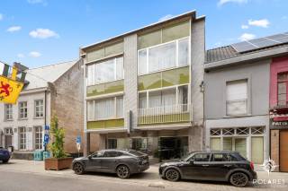In het hart van Diest, op slechts 2 minuten wandelen van de Grote Markt, bevindt zich dit lichtrijke appartement van 106 m2 (volgens EPC) op een uitstekende centrale ligging. Het appartement beschikt over twee ruime slaapkamers en een praktische indeling die comfort en functionaliteit mooi combineert. De leefruimte geniet van veel natuurlijke lichtinval, wat zorgt voor een aangename en open sfeer. Verder is er een badkamer met douche in bad en een apart toilet. In het gebouw is een lift aanwezig en bovendien beschikt u over een gemeenschappelijke bergruimte in de kelder. <br /><br />Dit appartement is niet alleen interessant voor eigen bewoning, maar vormt ook een uitstekende investering, aangezien het sinds 1 mei 2024 verhuurd is aan €770 per maand, aangevuld met €50 maandelijkse provisie. Dankzij de topligging bevinden winkels, horeca, openbaar vervoer en alle dagelijkse voorzieningen zich op wandelafstand. Een interessante opportuniteit in het centrum van Diest.