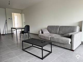 Dit appartement (B1.2) is gelegen op de 1ste verdieping in de Residentie Brouwershof te Westrozebeke (Staden) en bestaat uit: inkomhal - toilet - badkamer - leefruimte - keuken - berging - 2 slaapkamers - terras - garagebox (GB1.06)<br /><br />Troeven van dit appartement: <br />- EPC-label A<br />- bewoonbare oppervlakte van 83 m²<br />- terras van 15,56 m²<br />- momenteel is het appartement met garagebox verhuurd aan 705 €/mnd<br /><br />Verkoop onder het stelsel van 21% BTW.