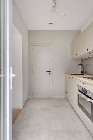 <span><strong>**Vraag uw brochure op/bezoek aan**</strong></span><br /><br />Op een steenworp van het centrum van Leuven kan je dit opbrengstpand met 5 vernieuwde studio's terugvinden. We bevinden ons dus in de begeerde omgeving van Gasthuisberg en ook een vlotte bereikbaarheid met het openbaar vervoer en een aansluiting op tal van verbindingswegen. Kortom zitten we op een toplocatie met allerlei faciliteiten in de buurt!<br /><br />Alle studio's zijn bemeubeld en beschikken over een volledig geïnstalleerde keuken, privatieve badkamer en enkele beschikken over een privatieve buitenruimte. Kortom, deze studio's bieden alles voor jong professionals en studenten op zoek naar een comfortabele woonplek op de stadsgrens.<br /><br />UNIT 00.01: Studio gelijkvloerse verdieping (25,85 m2), privatieve keuken, badkamer, aparte slaapruimte en privatief terras.<br />UNIT 00.02: Studio gelijkvloerse verdieping (28,63 m2) achterzijde, privatieve keuken, badkamer en privatief terras.<br />UNIT 00.03: Studio gelijkvloerse verdieping (23,76 m2) achterzijde, privatieve keuken, badkamer, aparte slaapruimte en privatief terras met uitzicht op groen.<br />UNIT 01.01: Studio eerste verdieping (25,66 m2), privatieve keuken, badkamer en aparte slaapkamer.<br />UNIT 02.01: Studio tweede verdieping (22,31 m2), privatieve keuken, badkamer en aparte slaapkamer. <br /><br /><span><strong>Op zoek naar een investering met onmiddellijk rendement? Dan ben je hier op het juiste adre</strong></span>s!<br /><br /><span><strong>Interesse? Vraag je brochure op en plan uw bezoek in met onze Expert Investeringsvastgoed: jack@connect-immo.be of 0495 53 46 49</strong></span><br /><br />EPC 00.01: 30 kWh/m² - 3535116<br />EPC 00.02: 49 kWh/m² - 3535173<br />EPC 00.03: 26 kWh/m² - 3535383<br />EPC 01.01: -12 kWh/m² - 3535253<br />EPC 02.01: 14 kWh/m² - 3535220