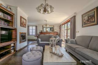 Alleenstaande landelijke woning op een ruim hoekperceel en aanpalend een stuk bouwgrond.STARTPRIJS: Elk bod boven deze startprijs, wordt voorgelegd aan de eigenaars, die al dan niet kunnen in gaan op dit aanbod.Op wandelafstand van het centrum vinden we deze goed onderhouden open bebouwing in landelijke stijl, waar ruimte, comfort en kwalitatieve afwerking perfect samenkomen.De woning beschikt over 2 afzonderlijke ingangen, wat extra mogelijkheden biedt voor een vrij beroep, praktijkruimte of een optimale gezinsindeling.Binnen geniet u van een warme en sfeervolle leefruimte met een gezellige houtcassette en overal zicht op de onderhoudsvriendelijke tuin met ruime berging/werkplaats.Overal in het huis is er gebruik gemaakt van hoogwaardige materialen en een tijdloze afwerking, bovendien telt de woning 4 volwaardige slaapkamers en biedt alle ruimte voor een gezin.Buiten vormt de zongerichte tuin en de ruime terrassen een heerlijke plek om in alle rust te genieten van het buitenleven.De dubbele garage en ruime oprit zorgen voor voldoende parkeergelegenheid en opbergruimte.Gelegen op een royaal hoekperceel biedt deze eigendom bovendien een unieke meerwaarde dankzij het aanpalende stuk bouwgrond, wat interessante mogelijkheden creëert voor de toekomst, zoals een extra woning of een waardevolle investering (onder voorbehoud van de geldende stedenbouwkundige voorschriften)Deze gezinswoning is ideaal voor iemand die op zoek is naar een ruime woning met veel mogelijkheden en dit op een centrale, maar toch rustige ligging!Iets hogere EPC score is te wijten aan de elektrische verwarming, dit kan naar een EPC C score worden gebracht door een condenserende ketel te plaatsen!Voor meer informatie contacteer Regine: 0493 112 050 - regine@correctvastgoed.be👉 Online schattingstool: https://www.correctvastgoed.be/schatting