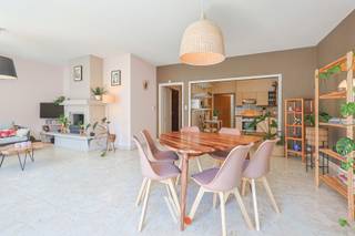 <strong>BEZOEK INPLANNEN? ZIE HIERONDER! </strong><br /><br />Dit uitzonderlijk ruim appartement bevindt zich in het centrum van Izegem en biedt maar liefst <strong>122 m² bewoonbare oppervlakte</strong>. Met <strong>3 slaapkamers</strong> behoort dit tot de grotere appartementen in de regio.<br /><br />Ook aan parkeermogelijkheden geen gebrek: je beschikt over een <strong>private garagebox én een extra staanplaats</strong>. Daarnaast is er een ondergrondse kelderberging inbegrepen.<br /><br />Op technisch vlak zit je hier helemaal goed. Het appartement behaalt een gunstig <strong>EPC-label B</strong>, de <strong>elektriciteit werd in 2024 conform gekeurd</strong> en het pand is <strong>asbestveilig</strong>. Met andere woorden: verhuizen, inrichten en genieten – meer hoef je niet te doen.<br /><br /><strong>Indeling:</strong><br />Inkomhal met gastentoilet, lichtrijke en ruime woonkamer met open keuken, aansluitend een praktische berging, deels vernieuwde badkamer met tweede toilet, drie slaapkamers en zowel een terras aan de voorzijde als aan de achterzijde.<br /><br /><strong>Troeven op een rij:</strong>
<ul>
<li><span>122 m² bewoonbare oppervlakte</span></li>
<li><span>3 volwaardige slaapkamers</span></li>
<li><span>2 terrassen</span></li>
<li><span>Garagebox én staanplaats</span></li>
<li><span>EPC-label B</span></li>
<li><span>Verwarming met condensatieketel</span></li>
<li><span>Elektriciteit conform (2024)</span></li>
<li><span>Asbestveilig</span></li>
<li><span>Beperkte syndicuskosten</span></li>
</ul>
Interesse in een bezoek?<br />Inschrijven kan via de website. <br /><br />Gemene lasten: provisie van 50 euro per maand.<br /><br /><strong>Hoe een bezoek inplannen? </strong><br />- Ga naar onze huurpagina op https://vanthuynevastgoed.be/nl.<br />- Klik op het pand van uw keuze.<br />- Naast de beschrijving vindt u een zwarte knop "Maak een afspraak". <br />- Vindt u geen zwarte knop? Dan is het bezoekmoment volzet en vragen wij u om de website in de gaten te houden om te zien of er een eventueel nieuw bezoekmoment komt. <br /><strong>TELEFONISCH KUNNEN WIJ GEEN BEZOEK INPLANNEN. </strong><br />