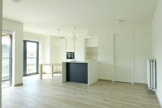 Luxueus duplex-appartement (gelegen in kleinschalige residentie Waterkant) op 1ste verdiep met 2 slaapkamers (95m²) en terras (5m²).<br />Bestaande uit:<br />inkom en WC<br />living met open, volledig ingerichte keuken<br />aparte wasplaats<br />zuidgericht terras met zicht op water (vaart)<br />Trap leidt naar overloop op verdiep met nachthal,<br />2 slaapkamers, douchekamer met dubbele lavabo’s,<br />aparte WC en bergruimte.<br />Garage met automatische poort, lift.<br />Appartement ligt op wandelafstand van de stad, stadspark, winkels, station (500m) en met goede bereikbaarheid snelweg.<br />Volledig afgewerkt met luxueuze materialen (akoestische en zonwerende beglazing, geïntegreerd ventilatiesysteem, waterontharder…)