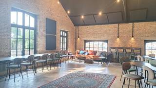 Op zoek naar een trendy locatie voor uw kantoor of praktijk?
Ontdek dit authentieke handelspand op toplocatie in het centrum van Tervuren. Op wandelafstand van het administratief centrum, bibliotheek, winkels, tram/bus, restaurants en het park.
De kantoorruimte (77 m²) ligt in een klein gebouw en is ideaal voor vrije beroepen (architect, advocaat, arts, psycholoog,...). Binnenin geniet u van authentieke elementen, hoge plafonds en veel lichtinval.
Lunchen of pauzeren kan in het restaurant Canapé op het gelijkvloers, binnenkort aangevuld met een urban koffiebar. Gratis parking in de buurt is een groot pluspunt voor personeel en bezoekers.
De nieuwe Panquin-site met luxewoningen ligt vlakbij. Dit kantoor tilt uw activiteiten gegarandeerd naar een hoger niveau.
Onmiddellijk beschikbaar.
Lasten: €650/maand (forfait): privé verbruik water/elektriciteit/verwarming, schoonmaak (ruimte/ramen), internet, gebruik toiletten restaurant, alarm.
Bijkomende informatie: dubbele beglazing (hout) - alarm - indien gewenst kan er een toiletruimte gecreëerd worden enkel en alleen toegankelijk voor de bezoekers/werknemers van de kantoorruimte.
Interesse of vragen?
Contacteer ons op 02/731 07 07 of via immo@home-consult.be