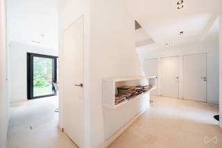 Offre actuelle de 350.000€ - Sous réserve d'acceptation des propriétaires.<br />Située dans un environnement résidentiel et à proximité immédiate des commodités, cette agréable maison 4 façades développe une surface habitable de 214 m² et bénéficie d’un terrain de 1.125 m². Elle dispose de 3 chambres, d’une salle de douche, d’un garage et de plusieurs emplacements de parking permettant de stationner jusqu’à 4 véhicules (4 bornes de charge pour véhicules électriques).<br /><br />Composition :<br /><br />Au rez-de-chaussée :<br /><br />* Hall d’entrée de 12,67 m²<br />* Salon de 19,49 m² avec accès à la terrasse<br />* Salle à manger de 27,29 m² avec accès à la terrasse<br />* Cuisine de 19,84 m² avec accès au jardin<br />* WC séparé de 1,25 m²<br />* Garage de 21,46 m²<br />* Débarras<br /><br />À l’étage :<br /><br />* Chambre 1 de 15,74 m²<br />* Chambre 2 de 17,87 m²<br />* Chambre 3 de 26,99 m²<br />* Salle de douche de 5,26 m²<br />* Dressing de 7,39 m²<br /><br />Au sous-sol :<br /><br />* Cave de 8,26 m²<br />* Cave de 11,20 m²<br /><br />Extérieurs :<br /><br />Le bien est implanté sur une parcelle de 1.125 m², offrant un agréable espace extérieur avec jardin et terrasse. La parcelle présente une largeur d’environ 31 m et une profondeur d’environ 38 m.<br /><br />Confort et équipements :<br /><br />* Surface habitable : 194 m²<br />* Surface totale : 214 m²<br />* Terrain : 1.125 m²<br />* 3 chambres<br />* Garage<br />* 4 bornes de charge pour véhicules électriques<br />* Châssis triple vitrage<br />* Chauffage central au gaz<br />* Compteur électrique mono-horaire<br />* Alarme<br />* Cuisine équipée comprenant notamment une plaque vitrocéramique, une hotte, un réfrigérateur encastré et un lave-vaisselle Bosch<br />* Terrasse<br />* Jardin<br />* 2 caves<br />* 17 panneaux solaires<br />* Production des panneaux solaires : environ 5.000 kWh/an<br /><br />Performance énergétique – PEB :<br /><br />* Classe énergétique : C<br />* Consommation spécifique : 225 kWh/m².an<br />* Consommation théorique totale : 43.406 kWh/an<br />* Code unique PEB : 2026080301067<br /><br />Pour toute information complémentaire ou pour organiser une visite :<br /><br />Flavien Rouneau<br />We Invest Mons<br />+32 488 58 55 65<br />flavien.rouneau@weinvest.be