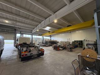 Uitstekend gelegen bedrijfsgebouw met een totale oppervlakte van 1.309 m². De magazijnruimte van 1.064 m² met 6 meter vrije hoogte beschikt over...