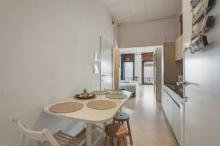 <p><span>Interessante opbrengsteigendom op een toplocatie vlak aan de zeedijk, de jachthaven en het winkel-wandelgebied. </span></p><p><span>In deze kleinschalige residentie vinden we op de eerste verdieping de gezellig ingerichte studio met balkon. </span></p><p><span>De zonnige leefruimte telt grote ramen die het maximum aan licht laten binnenvallen. </span></p><p><span>In het salongedeelte geniet u van alle comfort en veel bergruimte. </span></p><p><span>De zetel kan u omvormen tot een bed alsook kan u gebruik maken van de bedkast met 2-persoonsbed. </span></p><p><span>De geriefelijke keuken biedt u werkblad, kasten, een frigo, microgolf, gasvuur en een dampkap.</span></p><p><span>In de natuurlijk te verluchten badkamer vinden we een douche, toilet en lavabo. </span></p><p><span>De studio wordt verwarmd op gas en is afgewerkt met houten raamprofielen met voornamelijk dubbele beglazing en rolluiken. </span></p><p><span>Dit pand is volledig conform voor vakantieverhuur en beschikt over een brandveiligheidsattest en een blanco elektrische keuring. </span></p><p><span>U kan gebruik maken van de handige berging op de hal alsook van de grote gemeenschappelijke kelder. </span></p><p><span>Fijne troef is de kleinschalige residentie met slechts 3 appartementen en de lage algemene kosten (geen syndicus en geen lift).</span></p>