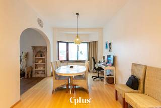 Dit kleinschalig complex met 3 wooneenheden situeert zich in een residentiële stationsbuurt met in de nabijheid scholen, winkels voor levensmiddelen en geniet een prima bereikbaarheid. Het appartement is gelegen op de 1ste verdieping (geen lift aanwezig) en deelt een gemeenschappelijke fietsenstalling. <br /><br />De indeling van het appartement: inkomhal, kleine slaapkamer, badkamer met douche en wastafel, keuken, eetplaats, woonplaats, technische berging met aansluiting wasmachine, 2 slaapkamers, badkamer met ligbad en lavabo en een terras aan de achterzijde van het gebouw. De keuken is uitgerust met een vierpits elektrisch kookvuur, oven en aansluiting voor een vaatwasmachine. <br /><br />Huurprijs: € 1.200,00/ maand<br />Algemene kosten: € 20,00 (forfait: verlichting en onderhoud installaties gemene delen) <br />Waarborg: 3 maanden<br /><br />EPC: 219 kWh/m²<br />Individuele tellers EGW (niet inbegrepen)<br />Beschikbaar: 01/01/2026<br /><br />Bezoek inplannen? Boek uw afspraak via volgende link: https://c-plus.be/boek