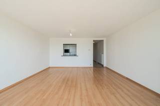 Doorloper 2-slaapkamer appartement te koop te Middelkerke. Het appartement heeft twee terrassen en bevindt zich langs de Zeedijk 34, op...