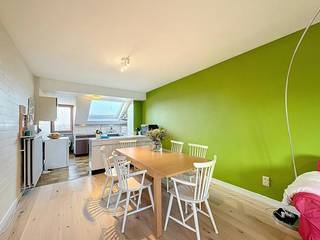 Op zoek naar een comfortabele nieuwe thuis in een rustige, residentiële omgeving? Dit charmante appartement aan de Kerkveldstraat 175 in Beersel (1650) biedt een perfecte combinatie van ruimte en gezelligheid.<br /><br />Indeling van het appartement: <br /><br />Het appartement heeft een logische en open indeling, ideaal voor een alleenstaande of een koppel:<br /><br />-Inkomhal: Een afgescheiden, gastvrije ruimte bij het binnenkomen.<br />-Leefruimte met open keuken: Het hart van het appartement. Deze ruime kamer biedt voldoende plaats voor een gezellige zithoek en eettafel, en sluit naadloos aan op de functionele open keuken.<br />-Slaapkamer: Een volwaardige en rustige kamer.<br />-Badkamer: Voorzien van alle nodige comfort.<br />-Toilet: Een apart toilet, wat zorgt voor extra gebruiksgemak.<br /><br />Praktische details:<br /><br />Het appartement bevindt zich in een kleinschalig gebouw. Dit betekent dat je geniet van een rustige woonomgeving met weinig buren en een persoonlijkere sfeer.<br /><br />Interesse?<br />Zie jij jezelf al wonen in dit gezellige appartement in de groene rand rond Brussel? Neem dan snel contact met ons op voor meer informatie of om een bezichtiging in te plannen. We leiden je met veel plezier rond!