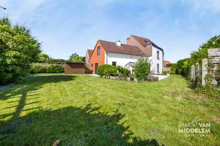 <strong>Immo Van Middelem verkoopt deze goed gelegen RUIME en LICHTRIJKE, INSTAPKLARE woning met 4 kamers (mogelijkheid tot 6), bureau, garage, terras en tuin op een perceel van +/- 4a28ca. </strong><br /><strong>Winkels, scholen, openbaar vervoer, sportinfrastructuur, cultuurcentrum 'De Ploter',... bevinden zich in de onmiddellijke omgeving!</strong><br /><br />Hoewel de woning gebouwd is in 1933, onderging ze in 1991 een grondige renovatie en uitbreiding. In 1998 werden zowel de gevelsteen als het dak volledig vernieuwd. O.a. dankzij deze investeringen bevindt de woning zich vandaag in een uitstekende staat van onderhoud.<br /><br />Een bijzondere troef is de aanwezigheid van een afzonderlijke woonunit/studio, bereikbaar via een aparte trap vanuit de garage. Hierdoor leent de woning zich uitstekend als kangoeroewoning of tweewoonst.<br /><br />De indeling is als volgt: <br />- GELIJKVLOERS: ruime inkomhal, bureau, living (salon en eetplaats) met toegang tot de tuin en het terras, WC, volledig geïnstalleerde keuken met eethoek, ruime garage met wasplaats;<br />- 1ste VERDIEPING: nachthal, badkamer met bad en WC, 3 kamers, badkamer met douche en WC, studio (4e slaapkamer); <br />- ZOLDER (via vaste trap): mogelijkheid tot verder afwerken/ inrichten;<br />- KELDER: kelderruimte van +/- 23m².<br /><br />CV op stadsgas. 10 zonnepanelen (3.950 Wattpiek).<br />EPC: 235 kWh/m² - Label C (UC: 0003884538).<br />Elektriciteit CONFORM tot 2047!<br />Vrij bij akte.