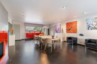 Cette maison familiale étonnamment spacieuse se distingue immédiatement par ses possibilités infinies, son grand jardin et son emplacement idéal. La maison dispose d'un ascenseur et de plusieurs espaces polyvalents pour les professions libérales. Que ce soit pour une famille nombreuse, comme foyer pour kangourous ou pour permettre de concilier vie et travail, tout est possible<br /><br />La disposition de la maison est la suivante :<br /><br />Rez-de-chaussée :<br />- Hall d'entrée accueillant avec toilettes invités<br />- Différents espaces polyvalents pour les loisirs et/ou les pratiques des professions libérales<br />- Salle de bain avec douche, lavabo et sauna<br />- Salle de rangement/buanderie<br />- Garage avec allée spacieuse pour deux voitures (3 bornes de recharge fournie)<br /><br />Premier étage :<br />- L'espace de vie spacieux et lumineux offre une vue et un accès à la terrasse avec jardin<br />- Une cuisine équipée est attenante<br />- Chambre séparée avec placards intégrés, actuellement aménagée en salle de télévision<br />- Toilettes pour invités<br /><br />Deuxième étage :<br />- Hall de nuit spacieux <br />- 2 chambres complètes<br />- Chambre principale avec un grand dressing et une salle de bain confortable avec baignoire, douche et double vasque<br />- Salle de bain séparée avec lavabo et douche à l'italienne<br />- Toilettes pour invités<br /><br />Étage mansardé :<br />- Pièces supplémentaires/combles pouvant idéalement servir de chambre principale, de salle de loisirs ou de bureau à domicile<br /><br />Jardin :<br />La pièce maîtresse absolue de la maison ! Un jardin très profond, bien entretenu et ensoleillé avec une terrasse confortable, un étang élégant, des haies ornementales, des arbres matures et une vue imprenable sur les champs situés derrière.<br /><br />Sous-sol :<br />La maison dispose d'un sous-sol de 111 m², idéal comme salle de sport, salle d'entraînement ou salle de loisirs<br /><br />Environnement et emplacement :<br />Situé sur la Vilvoordsesteenweg à Meise, vous vivez ici de manière très stratégique. Les commerces, les écoles, les transports en commun et le jardin botanique de Meise se trouvent à proximité immédiate. Grâce à la liaison fluide avec l'A12 et le périphérique de Bruxelles, vous êtes à deux pas de Bruxelles, Vilvorde et Anvers, tout en profitant d'une oasis de paix et d'un magnifique paysage verdoyant au fond de votre jardin.<br /><br />Intéressé ? Contactez-nous dès aujourd'hui pour une visite et laissez-vous surprendre par l'espace et le jardin !<br /><br />Registre des mesures: oui