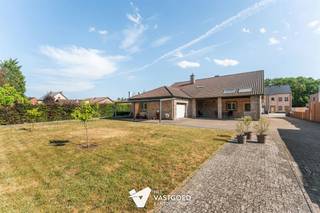 <p><span>Zeer ruime woning (+/- 400 m²) met 5 slaapkamers uiterst rustig gelegen op een perceel 1415 m² te Beringen.</span></p><p><span> </span></p><p><span>Belangrijkste troeven: </span></p><p><span>- Centrale doch ligging in de nabijheid van de B-mine, eetgelegenheden, openbaar vervoer, scholen,...</span></p><p><span>- Uitstekend onderhouden</span></p><p><span>- 5 slaapkamers</span></p><p><span>- Inpandige garage </span></p><p><span>- Prachtige tuin met overdekt terras</span></p><p><span>- Airco</span></p><p><span>- Zonnepanelen 16 stuks (5500 Kwh)</span></p><p><span>- Ruime zolder </span></p><p><span> </span></p><p><span>Bekijk zeker ook de foto's en de grondplannen met de afmetingen. Zo krijgt u van thuis uit al een perfect beeld van wat deze woning te bieden heeft!</span></p><p><span> </span></p><p><span>Wenst u meer info of een vrijblijvende bezichtiging, contacteer dan ons kantoor op het nummer 011 85 15 15 en wij helpen u graag verder. </span></p>