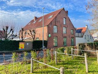 <strong>UNIEKE KANS</strong> voor wie een <strong>INSTAPKLARE HORECAZAAK</strong> wil combineren met <strong>AANGENAAM WONEN</strong>. Dit <strong>RECENT </strong>en <strong>SMAAKVOL GERENOVEERD PAND (2025)</strong> bevindt zich in Zottegem, vlak bij het stadscentrum, en geniet van een <strong>STERKE VISIBILITEIT</strong> en <strong>VLOTTE BEREIKBAARHEID</strong>. Het commerciële gedeelte omvat een <strong>SFEERVOL CAFÉ OF RESTAURANT</strong> met plaats voor <strong>MEER DAN 40 GASTEN</strong>, aangevuld met een <strong>FEESTZAAL OF POLYVALENTE RUIMTE</strong> met een <strong>CAPACITEIT TOT CA. 50 PERSONEN</strong>. Daarnaast beschikt het pand over een <strong>RUIM </strong>en <strong>ZONNIG TERRAS</strong> met <strong>MEER DAN 40 ZITPLAATSEN</strong>, waardoor het bijzonder aantrekkelijk is voor vaste klanten, wandelaars, fietsers, passanten en <strong>EVENEMENTEN</strong>. De volledige inrichting werd in 2025 vernieuwd en afgewerkt met <strong>KWALITATIEVE EN MODERNE MATERIALEN</strong>, waardoor het pand <strong>ONMIDDELLIJK GEBRUIKSKLAAR</strong> is. Achter de schermen is het pand uitgerust met een <strong>PROFESSIONELE INDUSTRIËLE KEUKEN</strong>, voorzien van o.a. gasvuur, combi-steamer, inox dampkap, vacuümmachine en bijkomende professionele toestellen. Bovendien is de uitbating <strong>VRIJ VAN BROUWER</strong>, wat maximale vrijheid en flexibiliteit biedt.<br />Boven bevindt zich de <strong>RUIME PRIVÉWOONST</strong>, bestaande uit een lichtrijke leefruimte met open keuken, vernieuwde badkamer, <strong>4 SLAAPKAMERS</strong> en een zonnig privéterras. Dankzij de aanwezigheid van <strong>19 ZONNEPANELEN</strong> en een <strong>THUISBATTERIJ </strong>VAN 15 KWH geniet de woonst van een <strong>ENERGIEZUINIG KARAKTER</strong>. Tot slot beschikt deze eigendom over twee garages en een <strong>RUIME PARKING</strong>, zowel voor klanten als voor bewoners.<br /><br />Adres: Leopold III-straat 1 te Zottegem<br /><br />EPC: Label C, G-score en P-score D, Geen renovatieverplichting van toepassing