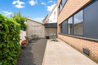 <p>Te koop: instapklaar gelijkvloers appartement in het centrum van Strombeek-Bever, op wandelafstand van scholen, park en openbaar vervoer.</p>
<p> </p>
<p>Dit appartement (bouwjaar 2002) ligt op het gelijkvloers en combineert een centrale ligging met een praktische indeling. De staanplaats en berging zijn inbegrepen in de prijs, wat het extra aantrekkelijk maakt. Bovendien beschikt het over een gezellige stadstuin/terras waar u heerlijk kunt ontspannen. Dankzij de nabijheid van invalswegen bent u snel verbonden met Brussel en de omliggende gemeenten.</p>
<p> </p>
<p>Belangrijkste ruimtes:<br />• Woonkamer met veel lichtinval<br />• Functionele keuken met voldoende opbergruimte<br />• Twee slaapkamers, ideaal voor gezin of koppel<br />• Staanplaats en aparte berging inbegrepen<br />• Stadstuin/terras voor buitenmomenten</p>
<p> </p>
<p>Troeven:<br />• Centrale ligging en instapklaar gelijkvloers<br />• Staanplaats en berging in prijs inbegrepen<br />• Leuke stadstuin/terras</p>
<p> </p>
<p>Neem vandaag nog contact op met uw ERA-makelaar voor een bezoek.</p>
<p> </p>
<p>JOUW DROOMAPPARTEMENT. ZO GEVONDEN!</p>