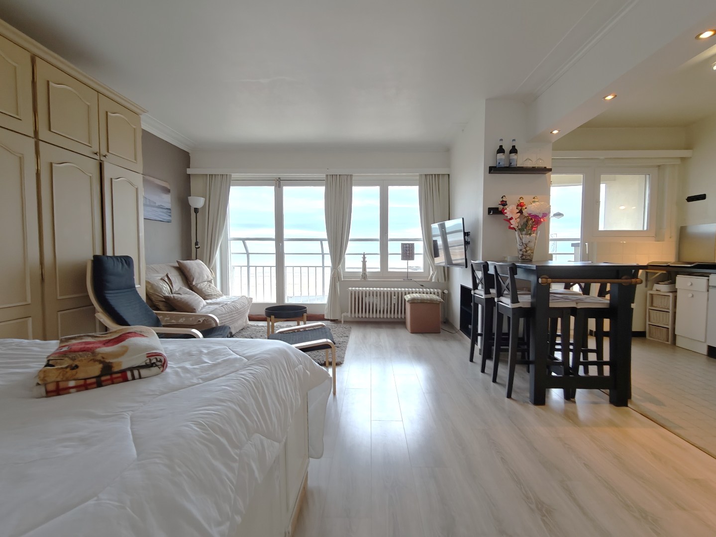 Zeer ruime studio gelegen op de Zeedijk van Middelkerke op een eerste verdieping met terras! - foto 1