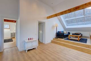 <p><span>Dit stijlvol gemeubeld appartement (202m²!) is gelegen op een toplocatie in het centrum van Antwerpen, met uniek zicht op de achterliggende Sint-Joriskerk. </span></p><p><span>Het appartement beschikt over een gunstig EPC B, een prachtig zonneterras en de mogelijkheid tot het bijhuren van een inpandige autostaanplaats.</span></p><p><span> </span></p><p><span>Indeling: </span></p><p><span>- woonkamer</span></p><p><span>- eetkamer </span></p><p><span>- volledig ingerichte keuken met eethoek</span></p><p><span>- nachthal met ingebouwde kasten</span></p><p><span>- badkamer met ligbad, douche en dubbele lavabo in meubel</span></p><p><span>- master bedroom met dressing en airco</span></p><p><span>- bureau met zetelbed</span></p><p><span>- zonneterras</span></p><p><span> </span></p><p><span>Bijzonderheden</span></p><p><span>- onmiddellijk beschikbaar</span></p><p><span>- provisie voor gas en elektriciteit: €250/maand</span></p><p><span>- water op eigen meter</span></p><p><span>- mogelijkheid tot bijhuren inpandige autostaanplaats aan €150/maand </span></p><p><span>- fitness in het gebouw </span></p><p><span>- lift (houselift maximaal 2 personen - ook voor rolstoel)</span></p><p><span> </span></p><p><span>Ben jij geïnteresseerd in dit appartement te huur in hartje Antwerpen, ben je op zoek naar ander vastgoed, een investering of wens je de waarde van jouw eigendom te kennen? Dan ben je bij BOLT Immo aan het juiste adres! Wij helpen jou graag verder.</span></p><p><span> </span></p>