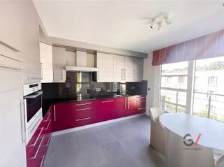 Centrally located in Diest, you will discover a stylish 135-square-meter duplex that excels in space and comfort. With two bedrooms, a bathroom,...