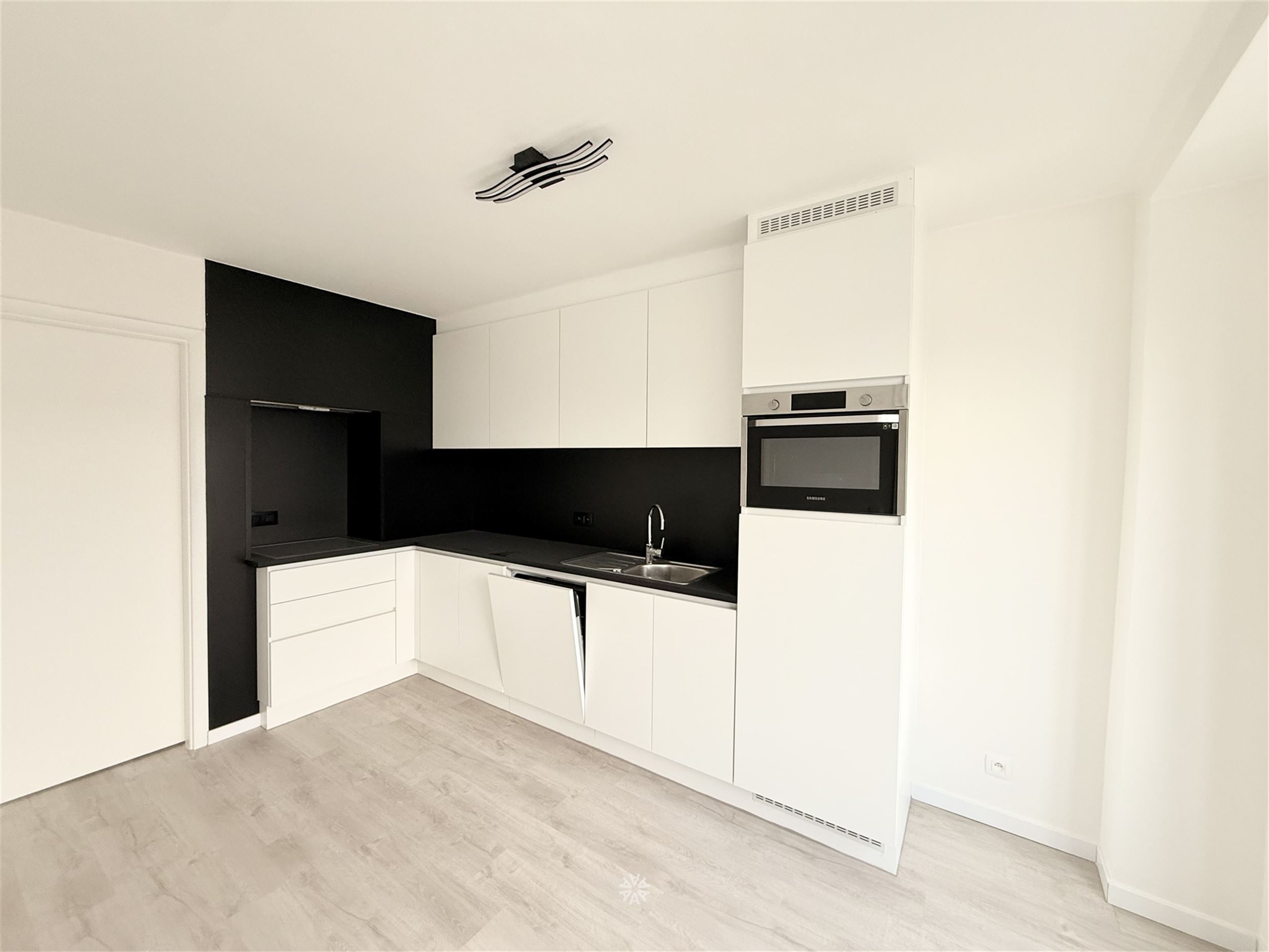 Gerenoveerd appartement met 2 slaapkamers - foto 2