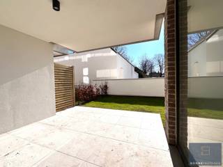 Reeds meer dan 71% verkocht!<br /><br />Binnenkort van één van deze nieuwbouw appartementen uw thuis maken, midden in het centrum van Maldegem? Dit is de kans!<br /><br />Project Koffiebranderij bevindt zich in het bruisende centrum van Maldegem. Met alle faciliteiten op wandelafstand. Het project bestaat uit 23 appartementen en 4 penthouses. Langs de achterzijde kunt u genieten van een prachtig aangelegde binnentuin. Bovendien zijn de appartementen op het gelijkvloers voorzien van een privé tuintje.<br /><br />Op de gelijkvloerse verdieping is er nog keuze uit 1-2 slaapkamer appartementen. Op verdieping 1 en 2 zijn dit 2 slaapkamer appartementen. <br />Deze zullen uiteraard aan alle hedendaagse energienormen voldoen. Ieder appartement is voorzien van GEOTHERMISCHE WARMTEPOMPEN, vloerverwarming met passieve koeling en ZONNEPANELEN. Het gebouw heeft een zuidgerichte oriëntatie waardoor je steeds kan genieten van het zonnetje vanop je terras of in je tuintje.<br /><br />Ondergronds zijn zowel parkeergarages, staanplaatsen als fietsenstalling terugvinden. Bovengronds wordt nog een extra fietsenberging voorzien met parkeerplaatsen.<br /><br />Bij aankoop van een appartement is het mogelijk dit helemaal op maat en naar eigen smaak in de richten. U heeft nog de mogelijkheid de vloeren, keuken, badkamer, … zelf te kiezen bij de hiervoor aangeduide leveranciers. <br />Vloeren/keukens op de foto's zijn ter illustratie van reeds verkocht appartementen. <br /><br />Nieuwsgierig naar deze tijdloze bouw met grote raampartijen en ultiem comfort?<br /><br />Contacteer Bonne Vastgoed 7 op 7 voor meer info via 050/73.73.73 of info@bonnevastgoed.be