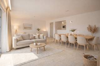 Instapklaar 2-slaapkamerappartement (89m² + 8m² terras) nabij de haven van Nieuwpoort.<br /><br />Op een toplocatie in het gezellige stadscentrum van Nieuwpoort, op wandelafstand van de haven, bevindt zich dit verzorgd en lichtrijk appartement op de eerste verdieping van een goed onderhouden residentie (bouwjaar 2003). Dankzij de gunstige EPC-score (B), lift en praktische indeling is dit een ideale woonst zowel voor eigen gebruik als investering.<br /><br />Bij het binnenkomen vinden we een inkomhal met gastentoilet. De aangename leefruimte met directe toegang tot het zonnige terras van ca. 8 m². De open, volledig uitgeruste keuken beschikt over kwalitatieve toestellen van siemens.<br /><br />Verder omvat het appartement twee volwaardige slaapkamers, waarvan één met ingemaakte kasten, een badkamer en een praktische berging. Extra bergruimte vindt u in de privatieve kelderberging.<br /><br />Daarnaast is er de mogelijkheid tot aankoop van een garagebox in het gebouw, wat een absolute meerwaarde biedt in deze omgeving.<br /><br />(Ref. NI27359)