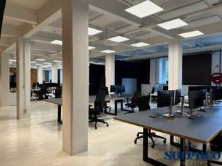 <p>Bent u op zoek naar een karaktervol kantoor op een toplocatie in Antwerpen centrum? Dan is het authentieke commerciële pakhuis 'La Cloche' precies wat u zoekt!</p>
<p>Dit karaktervolle pand, gelegen op de hoek van de Oude Leeuwenrui en het Hessenplein, vlakbij 't Eilandje, biedt een oppervlakte van ca. 585 m². Het gebouw is opgetrokken in een betonnen structuur, met hoge plafonds en grote raampartijen, wat zorgt voor een ruimtelijk en licht interieur.</p>
<p><strong>INDELING:</strong><br />Het kantoor, gelegen op de eerste verdieping verwelkomd u door een ruim onthaal. Het beschikt over twee extra meeting ruimtes van ca. 25 m² en drie private meeting ruimtes, ideaal voor teamvergaderingen of privégesprekken.<br />De open ruimte (kantoor) kan naar wens worden ingedeeld en verdeeld, zodat u het perfect kunt afstemmen op uw specifieke behoeften.</p>
<p>Daarnaast beschikt het pand over een grote, lichtrijke keuken, volledig geïnstalleerd en voorzien van alle moderne gemakken, inclusief een groot bargedeelte.</p>
<p>Het gebouw is uitgerust met een badgesysteem en een alarmsysteem voor optimale beveiliging.<br /><br /><strong>BIJZONDERHEDEN:<br /></strong>* Mobi-score: 9,7/10<br />* Onroerende voorheffing ten laste van de huurder: <span>€2 m²/jaar</span><br />* Personenlift en goederenlift<br />* Parkeermogelijkheden</p>