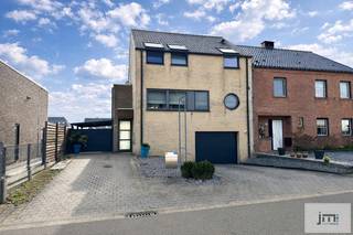 Bent u op zoek naar een stijlvolle, instapklare woning met een uitstekende ligging? Deze moderne bel-étage in Lanaken combineert comfort, ruimte en functionaliteit met een vlotte verbinding naar Maastricht en alle voorzieningen.<br /><br />Voor meer informatie of om een bezichtiging in te plannen, kan u steeds contact opnemen met Niels via 0473 39 44 39.<br /><br /><strong>Gelijkvloers</strong><br />U wordt verwelkomd in een lichtrijke inkomhal. Op dit niveau bevindt zich een ruime inpandige garage met werkput, een praktische berging en een apart gastentoilet. Via de hal bereikt u het gezellige terras met tuinhuisje, ideaal om in alle rust te genieten van het buitenleven.<br /><br /><strong>Eerste verdieping</strong><br />Hier bevindt zich de gezellige leefruimte, die afzonderlijk is ingericht voor extra rust en privacy, maar toch in open verbinding staat met de eetkamer. De ruime eetkamer sluit dan weer naadloos aan op de volledig geïnstalleerde open keuken, perfect voor gezellige familiemomenten en etentjes met vrienden.<br /><br /><strong>Tweede verdieping</strong><br />De nachthal geeft toegang tot drie volwaardige slaapkamers. De master bedroom beschikt over een aansluitende dressing. Twee slaapkamers zijn uitgerust met airconditioning voor optimaal comfort.<br />De stijlvolle badkamer is voorzien van een lavabo, ligbad, inloopdouche en toilet. Daarnaast is er nog een praktische zolderruimte voor extra opslag.<br /><br /><strong>Extra troeven</strong><br />✔ Carport naast de woning<br />✔ Inpandige garage met werkput<br />✔ Airconditioning in 2 slaapkamers<br />✔ Terras met tuinhuis<br />✔ Energiezuinige en hedendaagse afwerking<br />✔ Rustige ligging nabij Maastricht<br /><br />Deze woning biedt het perfecte evenwicht tussen comfortabel wonen en een strategische ligging. Ideaal voor gezinnen of koppels die op zoek zijn naar kwaliteit en bereikbaarheid.<br /><br /><span>*De vermelde oppervlaktes zijn indicatief. JM Vastgoed kan niet verantwoordelijk gesteld worden voor de juistheid van de verstrekte gegevens.</span><br /> 