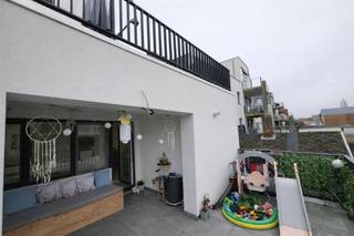 <p><span>Instapklaar appartement met 2 slaapkamers en een ruim terras.</span></p><p><span>U komt binnen in een aangename L-vormige leefruimte met living en eetkamer. Rechts bevinden zich twee ruime slaapkamers.</span></p><p><span>De leefruimte sluit naadloos aan op de moderne, volledig uitgeruste keuken met alle hedendaagse toestellen. Aansluitend is er een praktische berging/sanitaire ruimte. De badkamer is volledig vernieuwd en beschikt over een inloopdouche en toilet. Het volledige appartement werd keurig en kwalitatief gerenoveerd.</span></p><p><span>Dit appartement is ideaal gelegen in het centrum, op wandelafstand van alle winkels en voorzieningen, en op slechts 20 meter van het station. Een uiterst strategische ligging die comfort en bereikbaarheid perfect combineert.</span></p><p><span>Het appartement bevindt zich op de eerste verdieping en werd recent volledig vernieuwd met oog voor kwaliteit en duurzaamheid. De absolute troef is zonder twijfel het ruime terras van maar liefst 16 m², rechtstreeks bereikbaar vanuit de keuken, waar u in alle rust kan genieten van het buitenleven.</span></p><p><span>Daarnaast beschikt het appartement over een private berging op het gelijkvloers en is er voldoende ruimte voor het stallen van fietsen. Dankzij de volledige renovatie zijn er geen bijkomende kosten te verwachten voor de komende jaren. Een zeer gunstig EPC maakt het geheel compleet.</span></p><p><span>Een instapklaar appartement op toplocatie, ideaal voor wie comfortabel en zorgeloos wil wonen in het hart van de stad.</span></p><p><span>Info: 0484 03 68 92<br />E-mail: Ercan@jemar.be</span></p>