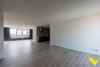 Recent gerenoveerd appartement in Geel centrum!<br /><br />Dit dakappartement is gelegen op een steenworp van winkels, openbaar vervoer en de markt van Geel. In 2023 werd er een totaalrenovatie gedaan waardoor dit een instapklaar verhaal is.<br /><br />Via de lift bereiken we de 3e verdieping en de inkomhal. Van hieruit kom je tot de zeer ruime leefruimte met veel lichtinval en de nieuwe keuken dewelke is voorzien van alle moderne en hedendaagse toestellen. Er is een berging waar de cv ketel op gas werd geplaatst, alsook de aansluiting voor wasmachine en droogkast.<br /><br />Momenteel is er 1 ruime slaapkamer aanwezig. Echter kan je zeer makkelijk een 2e slaapkamer voorzien indien gewenst. Verder is er nog een apart toilet aanwezig en de nieuwe badkamer met lavabomeubel en inloopdouche.<br /><br />Achteraan is er een terras aanwezig. Parkeergelegenheid is in de nabije omgeving altijd voorzien.<br /><br />Troeven:<br />- topligging centrum Geel<br />- recent gerenoveerd en instapklaar<br />- prima starters- of investeringsappartement<br /><br />Voor meer info of een bezoek kan u ons contacteren via info@immovl.be of 014 58 02 08.