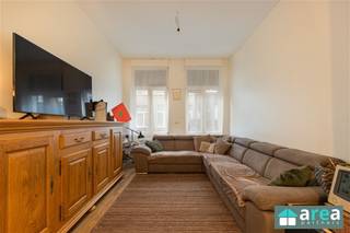 <p><span>Dit instapklaar 2 slaapkamer appartement op het gelijkvloers maakt deel uit van een kleinschalig gebouw bestaande uit 4 units zonder lift. Het is gelegen in een opkomende en bruisende buurt in Antwerpen Noord, dichtbij het Park Spoor Noord alsook verschillende commerciële straten. Omwille van de centrale ligging en het openbaar vervoer, ben je zo in het centrum van Antwerpen!</span></p><p><span> </span></p><p><span>Ideaal om er zelf in te trekken of als investering!</span></p><p><span> </span></p><p><span>Grootste troeven:</span></p><p><span>-Zeer centrale doch rustige locatie</span></p><p><span>-Verhuurde unit (huidige huuropbrengsten €875/mnd)</span></p><p><span>-Rendement van 5,38%! </span></p><p><span>-Gunstig EPC (271kWh/m²/jaar) + conforme elektrische keuring!</span></p><p><span>-Geïsoleerd dak!</span></p><p><span>-Aparte meters (water, gas &amp; elektriciteit)</span></p><p><span> </span></p><p><span>Indeling: </span></p><p><span>Ruime leefruimte (22 m²) met aansluitend een volledig geïnstalleerde keuken. Vanuit de keuken is er toegang tot het aparte toilet, waar zich ook de aansluitingen voor wasmachine en droogkast bevinden. Beide ruimtes geven uit op de gezellige stadskoer (10 m²). Achteraan het appartement bevindt zich de eerste slaapkamer met badkamer (samen 12 m²). Via de trap bereikt men de tweede slaapkamer op de eerste verdieping, eveneens met een eigen badkamer (samen 13 m²). beide kamers zijn uitgerust met een douche.</span></p><p><span> </span></p><p><span>Voor meer informatie kan u terecht bij Area Partners. INFO@area.be of 03/284.60.60</span></p>