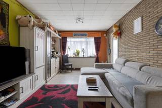 <p><span>Ben je op zoek naar een gezellige woning met potentieel in een aangename buurt? Ontdek deze charmante eengezinswoning op de Boterlaarbaan in Deurne-Zuid, ideaal voor wie houdt van ruimte, rust en de mogelijkheid om er volledig zijn eigen stempel op te drukken! De woning is renovatie- of opfrissingswaardig, wat je de kans geeft om alles volledig naar eigen smaak en stijl in te richten.</span></p><p><span> </span></p><p><span>Indeling</span><span>:</span></p><p><span>Op het gelijkvloers vind je een ruime en licht living, perfect voor gezellige avonden met familie of vrienden. De keuken sluit aan op de tuin, waar je kan genieten van het buitenleven.</span></p><p><span>De bovenverdieping telt drie slaapkamers en een badkamer met ligbad.</span></p><p><span> </span></p><p><span>Bijzonderheden</span><span>:</span></p><p><span>EPC Energielabel D - 378 kwh/(m² jaar)</span></p><p><span>Geen renovatieplicht!</span></p><p><span>CV op gas</span></p><p><span>P-score: B</span></p><p><span>G-score: A</span></p>