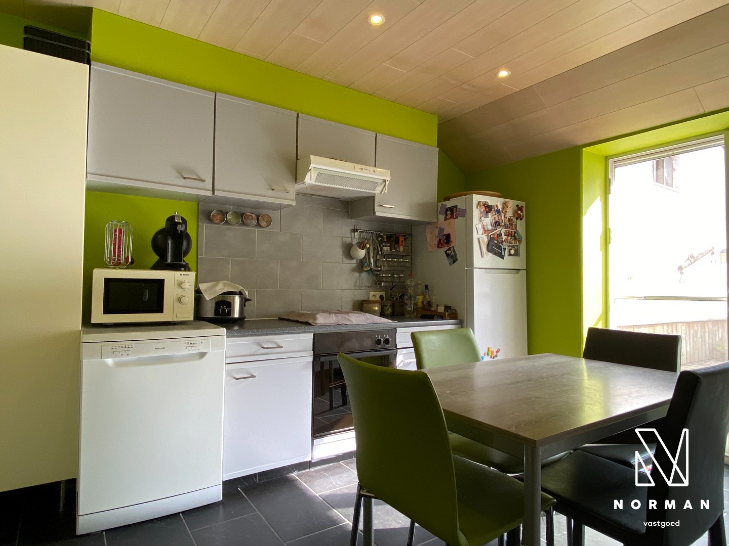 Halfopen woning met 3 slaapkamers, bijgebouw/atelier en grote voorkamer voor eventuele handelszaak - foto 2