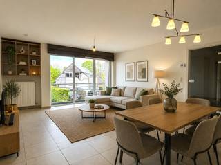 Dit ruim appartement is gelegen op de 1ste verdieping en heeft een bewoonbare oppervlakte 92 m².<br />Het appartement heeft volgende indeling: inkomhal met apart toilet. De aangename leefruimte beschikt over grote raampartijen waardoor er veel natuurlijk licht binnenkomt. De keuken is volledig uitgerust met nieuwe toestellen: oven, dampkap, fornuis, vaatwasser en koelkast. Aanpalend is er nog een extra opbergruimte die onder andere kan worden gebruikt als wasplaats.<br /><br />Verder zijn er 2 ruime slaapkamers en badkamer met dubbele lavabo, ligbad en douche.<br /><br />Het appartement is bereikbaar via de lift of trap.<br /><br />+ 60 euro syndicvoorschot<br />+ 60 euro voorschot op waterfactuur. (1 hoofdtellers met tussentellers voor stadswater)<br /><br />PLUSPUNTEN<br />+ Gunstig EPC (A)<br />+ Autostaanplaats<br />+ Voldoende bergruimte