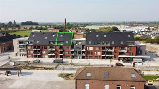 <p><span>Stijlvol en energiezuinig wonen in het groen: <br />nieuwbouw duplex met zuidgericht terras, hoogwaardige afwerking en een <br />topligging aan de Fruitspoorroute. </span><span><br /></span><span><br />Ontdek dit prachtige nieuwbouw duplexappartement, volledig afgewerkt met oog voor detail <br />en kwaliteit. Gelegen aan de rand van de Fruitspoorroute geniet u hier van een unieke <br />combinatie van rust, natuur en bereikbaarheid. Tal van wandel- en fietsroutes brengen u door <br />het schilderachtige Haspengouwse landschap, terwijl winkels, scholen en andere voorzieningen <br />zich op korte afstand bevinden.<br /><br />Het appartement baadt in het natuurlijke licht dankzij de grote raampartijen, wat zorgt voor <br />een aangenaam en ruimtelijk gevoel in de leefruimtes. De hoogwaardige materialen en verzorgde <br />afwerking dragen bij tot een hedendaags en comfortabel woonniveau.<br /><br />De indeling van het appartement is bovendien bijzonder doordacht. Het is perfect mogelijk om <br />comfortabel op één verdieping te wonen, terwijl het open tweede plateau tal van mogelijkheden <br />biedt, zoals een bureauruimte, hobbykamer, extra zithoek of logeerruimte. Deze open structuur <br />zorgt niet alleen voor flexibiliteit, maar versterkt ook het gevoel van ruimte en licht. <br /><br />Ook op energetisch vlak scoort deze woning uitstekend. Het appartement voldoet aan de geldende <br />energienormen en wordt verwarmd met een hoogrendementsketel op gas, wat zorgt voor een <br />efficiënte en comfortabele verwarming met een beperkt energieverbruik.<br /><br />Een absolute troef is het ruime, zuidgericht terras waar u in alle rust kunt genieten van de zon, ideaal <br />om te ontspannen of gasten te ontvangen. Daarnaast bestaat de mogelijkheid tot aankoop van een <br />ondergrondse autostaanplaats, wat extra comfort en praktische meerwaarde biedt.<br /><br />Kortom, een instapklaar en stijlvol duplexappartement op een topligging, perfect voor wie comfortabel <br />wil wonen in een groene en toch centrale omgeving, met aandacht voor energiezuinig en duurzaam <br />wonen.</span></p>
