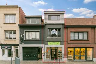 <p><strong>Gerenoveerd handelspand met bovengelegen duplex. Gelijkvloerse handelsruimte (50m²) met o.a. terras en kelder. Duplex (78 m²) met o.a. 1 ruime slpk, rustig zonneterras (zuid) en hoge plafonds. Elektriciteit conform. EPC handel label C + EPC duplex label C (208). Asbestveilig. 2 autostaanplaatsen optioneel bij aan te kopen aan 19.000 euro, toegankelijk via Collegestraat (hoek om). <br /></strong></p>
<p><strong>Zowel de handelsruimte als het duplexapp. zijn verhuurd aan respectievelijk 820 + 795 €/m (=€ 1.615). Deze huurprijs werd geïndexeerd en geeft een bruto rendement van 5,7%. € 19.380 (=€1.615 x 12m)/ €339.838 (€299.000 + €40.838 aankoopkosten) x 100 = 5,7%.<br /></strong></p>
<p><strong>In realiteit is één van de staplaatsen inbegrepen in het huurcontract van de duplex. (niet inbegrepen in rendementsberekening aangezien staplaatsen optioneel zijn aan te kopen).</strong></p>
<p><strong>Ligging:</strong><span> </span><span>Erg centrale ligging in hartje Herentals op wandelafstand van het station en openbaar vervoer en omringd door horeca- en winkelgelegenheden. Verder optimale ontsluiting naar omliggende dorpen/steden met vlotte verbinding via Ring naar E313. Commerciële ligging. <br /><br /><strong>Indeling: -1:</strong> kelderruimte (via winkel).<strong> 0:</strong> inkom, etalageruimte, winkel-en open atelierruimte. Toilet. Aparte inkom naar duplex.<strong> +1: </strong>leefruimte met open keuken, terras.<strong> +2: </strong>ruime slaapkamer. Douchekamer. Apart toilet. Wasruimte/wasplaats. <strong>Via Collegestraat</strong> toegang naar 2 autostaanplaatsen (optioneel)<br /><br /><strong>Beschrijving: </strong>Via een overdekte sas met langs weerzijden de vitrine betreedt je de winkelruimte voorzien van parketvloer. De ruimte beschikt over een aangename hoogte en trekt zowel langs het platte dak achteraan als langs de zuid-geörienteerde achtergevel veel licht naar binnen. Een zolderval geeft nog toegang tot een kelderruimte en het plafond is voorzien van spots. Verder is er nog een wastafel alsook een apart toilet en geniet je achteraan van een aangenaam terras. De overdekte sas vooraan geeft hiernaast ook toegang tot de private inkom van het duplex-appartement. Via de binnentrap betreed je meteen de leefruimte met open keuken. Hier werd net zoals op de dakverdieping de parktvloer doorgetrokken. Achteraan geniet je van een ruim zonneterras met een zuidelijke oriëntatie en opvallend weinig inkijk met ruim zicht. De open trap i/d leefruimte brengt je tot in de slaapverdieping. Deze werd volledig ingewerkt tot onder het dak waardoor van een erg ruimtegevoel geniet. Hier beschik je verder over een sanitaire hoek, waar de ruime wastafel voorzien werd in combinatie met ruimte voor wasmachine, alsook een apart toilet en aparte douche. <br /><br /><strong>Het gebouw werd grondig gerenoveerd ca. 2014. Zowel de volledige structuur (dak + gebinte, tussenvloeren, dakbedekking, onderdak,...) alsook energetische ingrepen (isolatie daken, deel v/d muren, verwarming,...) werden grondig doorgevoerd. </strong><br /><br /><strong>Vlak om de hoek v/d straat kan je bovendien nog het gebouw inrijden (Collegestraat) waar je nog toegang hebt tot 2 overdekte autostaanplaatsen. Dit geeft ook de mogelijkheid tot extra bergruimte. Deze zijn optioneel bij aan te kopen aan 19.000 euro. </strong><br /><br /><em>Bijzondere informatieplicht: in aanvraag </em></span></p>