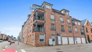 <strong>Gezellig dakappartement op de derde verdieping met twee/drie slaapkamers.</strong><br /><br />Indeling: woonkamer met open keuken en aangrenzende berging.<br />Verder zijn er twee slaapkamers, ingerichte badkamer met ligbad en apart toilet.<br />Via de trap in de woonkamer toegang naar een ruime zolderkamer.<br /><br /><strong>Mogelijkheid om garage bij aan te kopen voor 25.000 euro. </strong>