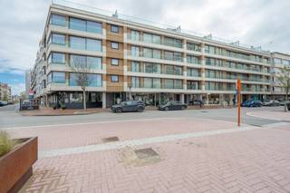 Garagebox te huur op toplocatie in de Kustlaan, pal in het commerciële centrum van Knokke.<br /><br />Deze vlot toegankelijke garagebox bevindt zich op een absolute topligging, midden in het bruisende handelscentrum van Knokke. Ideaal voor wie op zoek is naar een veilige en praktische parkeerplaats op wandelafstand van winkels, restaurants, het strand en de Zeedijk.<br /><br />Afmetingen:<br /><br />Breedte: 2,43 m<br />Hoogte: 1,90 m<br />Lengte: 5,16 m<br /><br />Een unieke opportuniteit voor wie zorgeloos wil parkeren in het hart van Knokke.