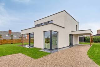 <span><span><strong>KANTWERK </strong>is een kleinschalig en uiterst energiezuinig nieuwbouwproject bestaande uit 3 gekoppelde woningen in landelijke stijl en één moderne alleenstaande villa gelegen langs de Kantwerkersstraat. </span></span><br /><span><span><strong> <br />Bouwonderneming Canneyt BV </strong>is niet aan zijn proefstuk toe. Door hun jarenlange ervaring weten deze vakmensen wat de behoeftes zijn van hun klanten. <br /><strong>Comfort, energiezuinigheid, kwaliteit en een afwerking tot in de kleinste details </strong>zijn dan ook de eigenschappen van deze kleinschalige realisatie.<br /><br />Tijdens de ontwerpfase werd veel aandacht geschonken aan enerzijds de <strong>energiezuinigheid</strong> en anderzijds het <strong>wooncomfort </strong>van de bewoners:</span></span>
<ul>
<li><strong><span><span>Praktische indeling;</span></span></strong></li>
<li><strong><span><span>veel lichtinval;</span></span></strong></li>
<li><span><span><strong>vloerverwarming; </strong></span></span></li>
<li><strong><span><span>warmtepomp (lucht/water) met zonnepanelen; </span></span></strong></li>
<li><strong><span><span>vergaande afwerking;</span></span></strong></li>
<li><strong><span><span>...</span></span></strong></li>
</ul>
<span><span>Op deze manier is het zowel binnen als buiten aangenaam vertoeven.<br /><br /><strong><u>Indeling van villa:</u></strong> Op het gelijkvloers bevinden zich de ruime inkomhal met gastentoilet, de royaal ingedeelde leefruimte met open keuken van meer dan 60 m² en de aansluitende bureauruimte van 8 m². Op de eerste verdieping beschikt men over 3 slaapkamers (13,45 m², 13,45 m² en 17,84 m²) en een badkamer uitgerust met ligbad, douche, dubbele lavabo en aansluitende inloopdressing. De eerste verdieping is overigens ook voorzien van een afzonderlijk toilet en een berging. Buiten is de tuin volledig omheind en is de carport aangelegd en afgewerkt met een oprit in grindmatten. Daarnaast stippen we ook nog aan dat deze woning is opgebouwd met hoogwaardige ALU raamprofielen voorzien van screens. <br /><br /><u><strong>Lastenboek:</strong></u><br />Het lastenboek voorziet ruime budgetten voor verdere afwerking van uw droomwoning. De bouwheer heeft hierin kosten nog moeite gespaard om u verder te begeleiden in samenwerking met de betere leveranciers in de regio. We geven u hierover graag wat meer uitleg bij een gesprek op kantoor of tijdens een bezoek aan de werf. <br /><br /><u><strong>Villa:</strong></u> Gerealiseerd op een ruim perceel van <strong>796 m²</strong><strong> </strong>en maar liefst <strong>201 m</strong><sup><strong>2</strong> </sup>aan bewoonbare oppervlakte. <br /><br /><strong><u>Wat maakt KANTWERK uniek:</u></strong></span></span>
<ul>
<li><span><span>Energiezuinig project (<strong>warmtepomp (l/w), zonnepanelen per woning</strong>,…);</span></span></li>
<li><span><span><strong>kleinschalig project</strong>;</span></span></li>
<li><span><span><strong>rustige ligging</strong>;</span></span></li>
<li><span><span>kwalitatieve architectuur en materiaalkeuze;</span></span></li>
<li><span><span>tot in de puntjes afgewerkt, geen bijkomende kosten meer voor de koper;</span></span></li>
<li><span><span>...</span></span></li>
</ul>
<span><span><strong>OPMERKING:</strong> Deze realisatie is tot in de details afgewerkt. De carports zijn vergund en geplaatst. De oprit en parkeerplaatsen zijn voorzien van grindmatten. De tuin werd omheind en de paadjes en terrassen werden reeds aangelegd in natuursteen. Kortom: U heeft als koper een minimum aan kosten voor verdere afwerking. </span></span><br /><br /><span><span><em>De oplevering van dit nieuwbouwproject is voorzien voorjaar 2025. <br />De afwerkingen voor tuin en terras zitten niet inbegrepen in bovenstaande prijszetting (meer info betreft oplevering en een uitgewerkte detailprijs per woning op aanvraag).</em><br /><br /><strong>Bent u op zoek naar een unieke nieuwbouwwoning in landelijke stijl of een moderne alleenstaande villa? Plan dan snel uw afspraak! Contacteer ons op het nummer 051 50 11 51 of via diksmuide@diksimmo.be.</strong></span></span>