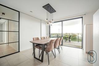 <p>Penthouse récent, prêt à emménager, situé en plein centre, avec deux terrasses exceptionnellement spacieuses (à l'avant et à l'arrière).</p>
<p>Agencement : hall d'entrée, séjour lumineux, cuisine ouverte, deux chambres spacieuses avec placards intégrés, une salle de bains avec double vasque, douche et WC, ainsi que des toilettes invités dans le couloir.</p>
<p>Un débarras/buanderie avec lave-linge, sèche-linge et rangements supplémentaires est également disponible.</p>
<p>Ce penthouse aux finitions soignées est équipé de la domotique avec fenêtres coulissantes automatiques donnant sur les deux terrasses, de stores et rideaux électriques, ainsi que d'un éclairage fonctionnel et élégant.</p>
<p>Les terrasses avant et arrière sont exceptionnellement spacieuses, vous permettant de profiter du soleil et de la lumière naturelle tout au long de la journée.</p>
<p>La terrasse avant comprend également un espace de rangement extérieur supplémentaire.</p>
<p>Deux places de parking privées sont disponibles à l'achat (25 000 € chacune).</p>
<p>L'ensemble du penthouse est équipé du chauffage au sol et bénéficie d'une consommation énergétique extrêmement efficace. Ne manquez pas cette opportunité ! Contactez-nous dès aujourd'hui pour planifier une visite et laissez-vous surprendre par cet appartement élégamment meublé dans un emplacement privilégié !</p>
<p></p>