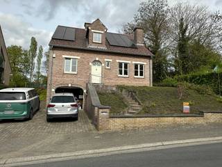 In een rustige en aangename woonomgeving in Lembeek (Halle) bevindt zich deze open bebouwing op een mooi perceel van 1.120 m². De woning werd gebouwd in 1998 en deels gerenoveerd in 2023. Dankzij de vlotte verbinding met het centrum, de autosnelweg en het openbaar vervoer geniet u hier van een ideale combinatie van rust en bereikbaarheid.<br /><br />Indeling<br />Gelijkvloers: inkomhal met gastentoilet, bureau (ideaal voor thuiswerk), ruime woonkamer met eetplaats, volledig uitgeruste keuken, berging en een overdekt terras met zicht op de tuin.<br />Eerste verdieping: nachthal met apart toilet, drie volwaardige slaapkamers, badkamer en dressing.<br />Zolder: praktische bergzolder bereikbaar via luik.<br />Kelderverdieping: volledige onderkeldering met meerdere kelders (ideaal als hobbyruimte) en een ruime garage.<br /><br />Buitenruimte<br />Ruim en breed perceel (± 22,2 m straatbreedte) met terrassen van samen ± 20 m², oprit met twee parkeerplaatsen en een rustige, groene ligging.<br /><br />Comfort & uitrusting<br />Bewoonbare oppervlakte ± 146 m², centrale verwarming op aardgas, 15 zonnepanelen (340 Wp), laadpaal voor elektrische wagen, waterontharder, hoogrendementsbeglazing (hout/aluminium/PVC) en EPC C.<br /><br />Extra troeven<br />Open bebouwing, groene en rustige omgeving en een mooie verhouding tussen binnen- en buitenruimte.