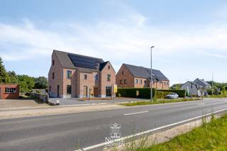 Vraagprijs: € 480.000 excl. 21% BTW <br /><br />=> Ligging <br />De Grote Baan in Ellikom (deelgemeente van Oudsbergen) bevindt zich langs de N73, een belangrijke verbindingsweg tussen Bree, Peer en Bocholt. Deze centrale ligging biedt vlotte bereikbaarheid naar omliggende steden en voorzieningen.<br /><br />=> Indeling<br />- Inkomhal <br />- Apart gastentoilet<br />- Leefruimte met open keuken<br />- Bergruimte<br /><br />=> Verdieping<br />- Nachthal<br />- Apart toilet<br />- Drie slaapkamers<br />- Twee badkamers<br /><br />=> Zolder<br />- Zolderruimte<br />- Technische ruimte<br /><br />=> Comfort<br />- Warmtepomp (lucht-water) via vloerverwarming<br />- Aluminium (steel-look) ramen met driedubbele beglazing<br />- Zonnepanelen (4600 WP - 10 panelen)<br />- Ventilatiesysteem D<br />- Domotica aanwezig<br />- Regenwaterput van 10.000 liter met recuperatie toiletten en buitenkraan<br /><br />=> Meerwerken:<br />- Carport<br />- Afwerking zolder met gyproc<br />- Alarmsysteem<br />- Tuinaanleg<br />- Bestrating