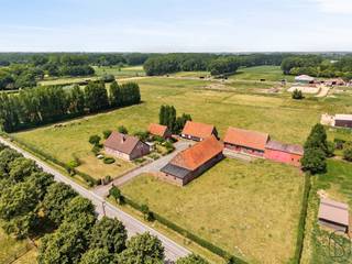 TOPGELEGEN charmante vierkantshoeve met bijgebouwen, op 1,6 hectare, prachtig open weids zicht! Zeer mooi gelegen, genietend van alle rust en...