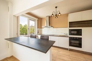 Gelegen aan de Prins Boudewijnlaan te Wilrijk bevindt zich dit stijlvol instapklaar appartement met een bewoonbare oppervlakte van ca. 107 m². De ligging combineert een vlotte bereikbaarheid met een groene omgeving, op korte afstand van  Park Den Brandt en het Middelheimpark.<br /><br /><u>Indeling:</u><br />We betreden het appartement op de tweede verdieping via een private inkomhal, uitgerust met een praktische vestiaire. <br />De leefruimte, met aansluitend de halfopen keuken, geniet van een aangename lichtinval dankzij de grote raampartijen aan de voorgevel.<br />De nachthal biedt toegang tot 2 slaapkamers, badkamer met inloopdouche, aparte toilet, berging en een mooi overdekt en west-georiënteerd terras van circa 14m2.<br />Kenmerkend is de royale opzet van alle ruimtes. Er werd doorheen het appartement gekozen voor een mooie laminaatvloer gecombineerd met een marmerlook tegel in de natte ruimtes wat resulteert in een fris en stijlvol interieur.<br /><br />De garagebox is verplicht bij aan te kopen aan 25.000 euro.<br /><br /><br /><u>Troeven:</u><br />Bewoonbare oppervlakte: ca. 107 m²<br />Instapklaar en goed onderhouden<br />2 volwaardige slaapkamers<br />Ruim terras op tegelvloer 14m2<br />Gunstige EPC-score (B)<br />Centrale ligging met vlotte verbindingen<br /><br /><u>Extra:</u><br />Garagebox verplicht bij aan te kopen aan €25.000<br /><br />De videotour, het grondplan, het EPC, elektriciteitskeuring en de asbestinventaris kan u reeds bekijken via de Wellimmo-site ('documenten')<br /><br />📩 Meer info of een bezoek: info@wellimmo.net<br />📞 03/225 00 68 of 0468/07 55 56 (Gerd)