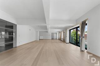 Appartement met een bewoonbare opp. van ca 300m² en garage op toplocatie te koop in centrum IeperIn de Schotlandstraat, aansluitend aan de Leet van Ieper, vinden we residentie 'Leet en Loft'.Dit appartement geniet van een royale bewoonbare oppervlakte van maar liefst 299m² die zich strekt over de gehele tweede verdieping, een zeer centrale locatie en een eigen garage.Indeling:GLV: Garage - bergruimteV+2: Inkom - leefruimte met parketvloer - keuken voorzien van frigo met vriesvak, microgolf, heteluchtoven, keramisch kookblad en vaatwas - wasruimte - hal - 2 slaapkamers, elk voorzien met hun eigen badkamer met douche - 2 aparte toiletten - bergruimteExtra's:* EPC: B* CV op gas met vloerverwarming en radiatoren* Toplocatie* Zeer ruime bewoonbare oppervlakte* Ventilatiesysteem: C